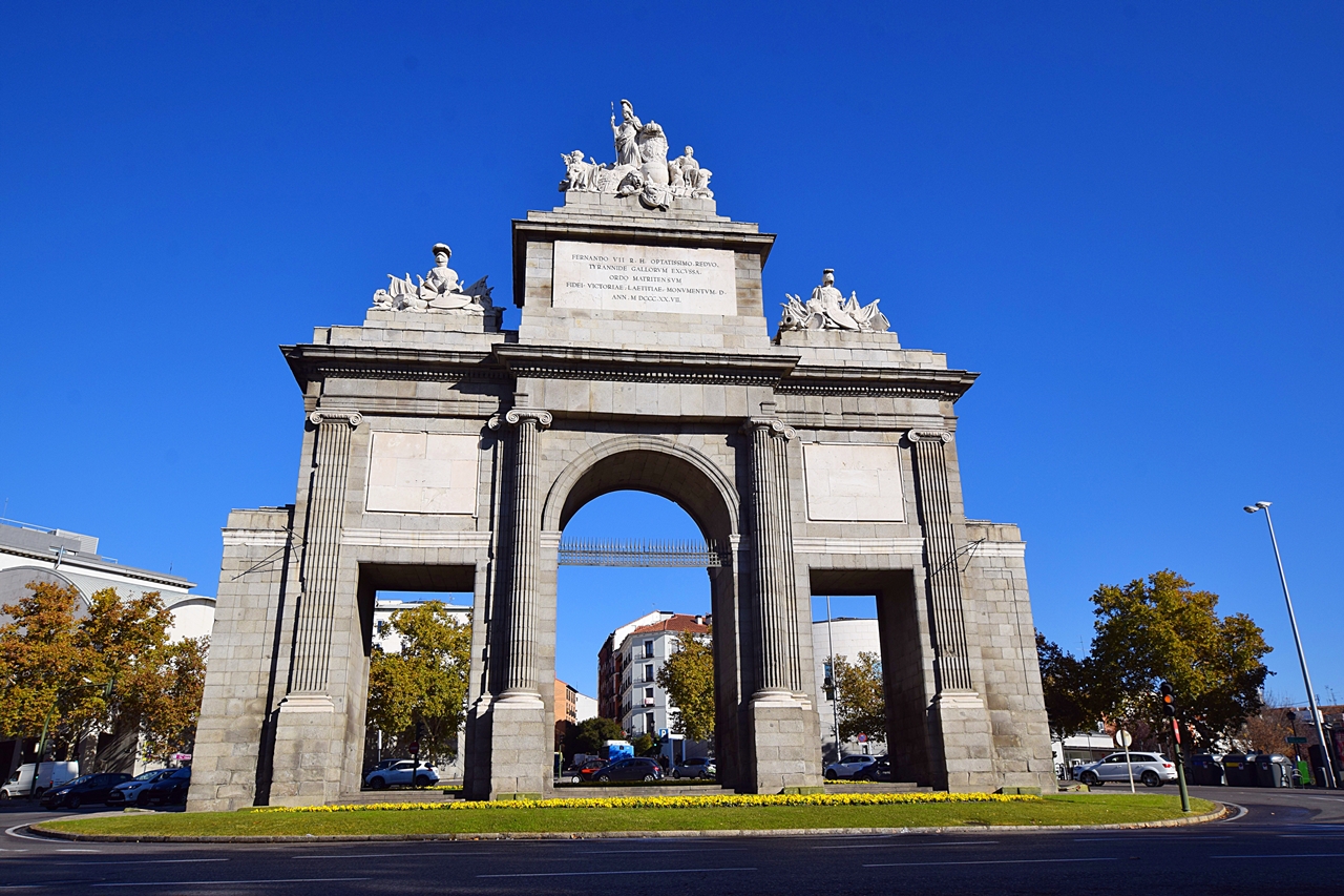 Puerta Toledo en un día soleado